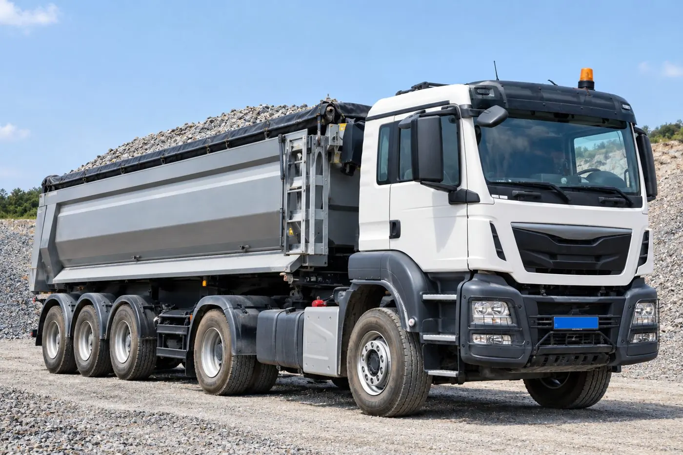 Camion benne chargé de granite concassé dans une carrière